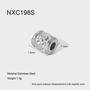 Primer plano de cuenta espaciadora de acero inoxidable con relieve floral de 7,9mm