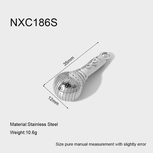 Vue détaillée d'un pendentif microphone en acier inoxydable 3D avec gravure de notes