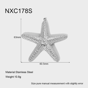 Dettaglio del ciondolo a stella marina con dimensioni 63mm e materiale in acciaio