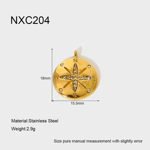 Primer plano del colgante brújula de acero bañado en oro 18K con estrella de circón