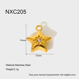 Detalle de un colgante de estrella de acero inoxidable bañado en oro 18K con cristal