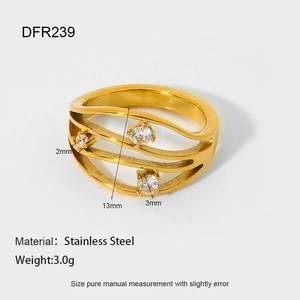Vue macro de la bague multicouche en acier doré 18K avec zircons et largeur de 13mm