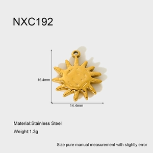 Spécifications de taille pour ce pendentif soleil martelé en acier inoxydable doré