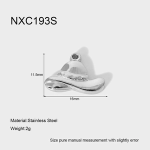 Vue détaillée du pendentif chapeau de paille en acier inoxydable argenté avec dimensions