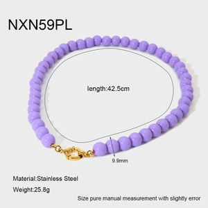 Dettaglio della collana di perle viola da 9,9 mm con chiusura a molla in acciaio inossidabile