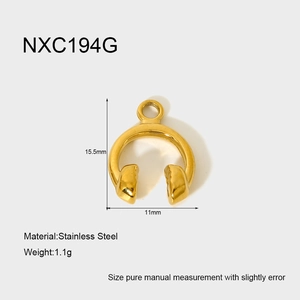 Détail du pendentif casque en acier inoxydable avec dimensions et poids indiqués