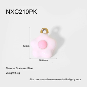 Vista detallada del colgante de flor rosa con dimensiones 13mm x 10,8mm y peso 1,9g