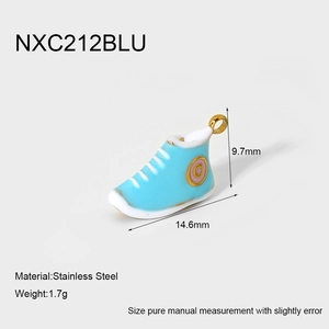 Colgante de zapatilla azul en acero inoxidable dorado con guías de tamaño para joyas