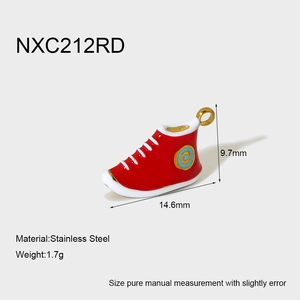 Vista macro del colgante de zapatilla roja de 1,7g en acero inoxidable bañado en oro 18K