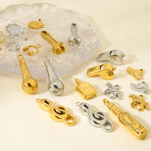 Pendentifs assortis en acier inoxydable doré et argenté, incluant bouteille et micro