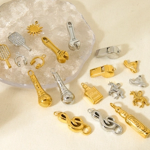 Pendentifs en acier inoxydable doré et argenté avec divers outils et formes variés