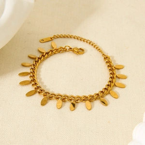 Bracciale minimalista in acciaio inossidabile placcato oro 18K con ciondoli a foglia e chiusura