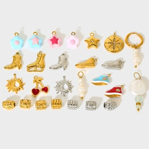 Detalle de dijes para joyería DIY chapados en oro 18K con perlas y formas de estrellas