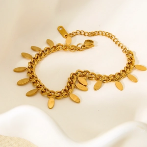 Dettaglio del bracciale con nappe a foglia in acciaio inossidabile dorato con moschettone