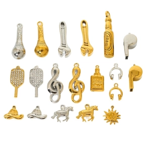 Pendentifs en acier inoxydable doré et argenté avec motifs variés comme bouteille et micro