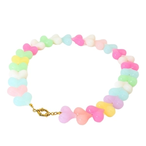 Collana di perle a cuore in acrilico colorato in toni pastello con chiusura dorata