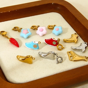 Set de dijes de esmalte con formas de zapatos y estrellas y cierres dorados