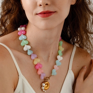Collana di perline a cuore colorate con ciondolo a conchiglia dorato e perle