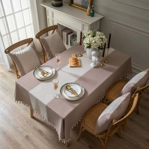 Nappe vintage française rose lotus avec jacquard géométrique et bordure à glands