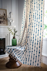 Détail du tissu de rideau à rayures bleues avec des bordures à pompons blancs élégants