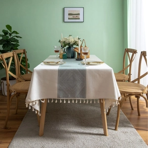 Nappe rectangulaire en imitation lin avec jacquard à losanges et pompons beige