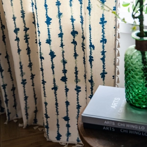 Rideaux élégants à rayures verticales bleues et franges à glands pour décor de fenêtre