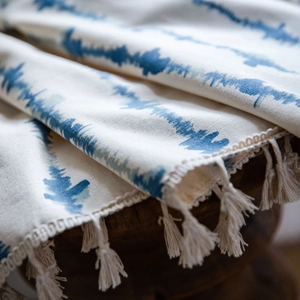 Rideau bohème à rayures bleues avec pompons blancs en tissu de lin texturé