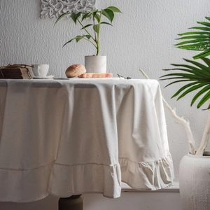 Elegant white ruffel round tablecloth in washed cotton for a cozy home dining setting