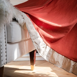 Lussuosa coperta di velluto rosso con eleganti bordi a balze color oro champagne