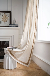 Détail du rideau en mélange de lin beige avec broderie florale brune élégante