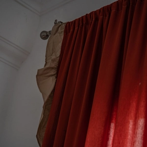 Tenda da cucina arancione in stile francese con volant e bordi a contrasto beige per finestre
