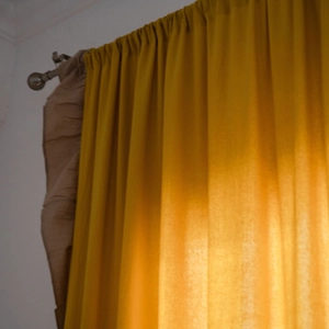 Tenda da cucina gialla stile francese con balze e tessuto trama lino naturale