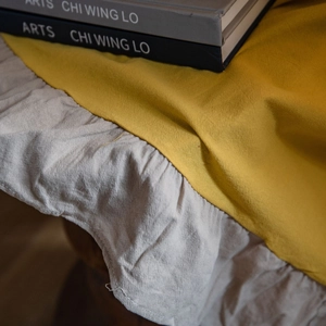 Tenda da cucina francese giallo zenzero e grigio con bordo a balze e trama in lino