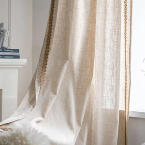 Rideau en lin beige de style japonais avec bordures brodées sombres et texture naturelle