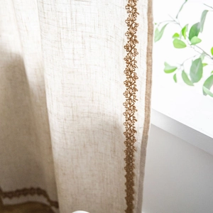 Rideau semi-transparent aspect lin beige avec bordure brodée marron au style vintage chic