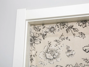 Detailansicht der Vorhangrose mit Baumwoll-Leinen-Textur und weißem Holzrahmen im Landhausstil