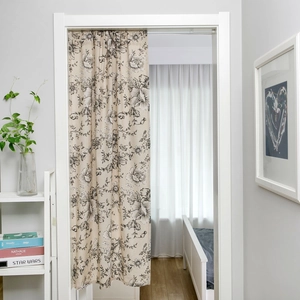 Türvorhang aus Baumwollleinen in Beige mit schwarzem Rosenmuster im Landhausstil