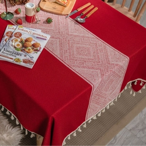 Nappe rouge avec motifs jacquard en losanges et glands en coton blanc au style nordique