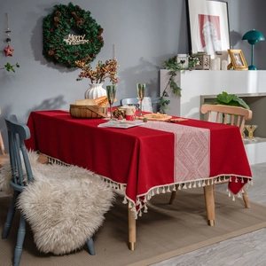 Nappe rectangulaire rouge avec jacquard diamant et chemin de table de Noël avec glands