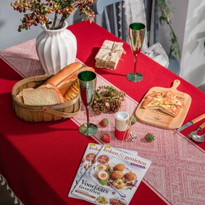 Nappe rouge en jacquard avec chemin de table géométrique pour décoration de table festive