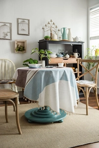 Detailansicht der böhmischen runden Tischdecke mit blau-braunem Patchwork und Quasten