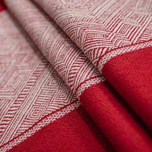 Nappe jacquard géométrique rouge et blanche avec un motif classique de losanges