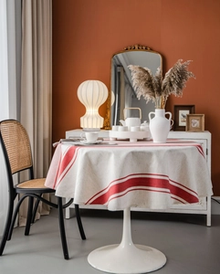 Detail der runden Baumwoll-Leinen-Tischdecke mit roten Streifen im modernen Heim