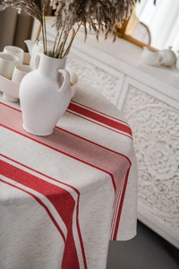 Detailansicht der rot gestreiften Baumwoll-Leinen-Tischdecke mit Stofftextur und Saumnaht