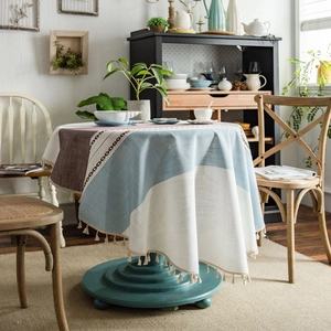 Moderne runde Patchwork-Tischdecke in Blau und Kaffee aus Leinen mit weißen Quasten