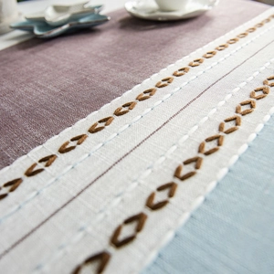Japanische Tischdecke in Mauve aus Leinen mit cremefarbener Stickerei und Fransen