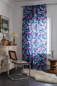 Détail du rideau bohème tie-dye violet et sarcelle avec élégante frange à pompons