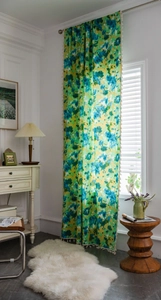 Détail de rideau bohème tie-dye vert avec bordure à franges de pompons blancs élégants