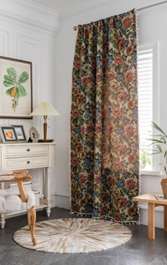 Detail von floralem Jacquard-Vorhangstoff mit dekorativen weißen Ballfransenquasten