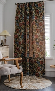 Detail eines Vintage-Vorhangs mit Blumenmuster und elegantem weißen Quastenbesatz